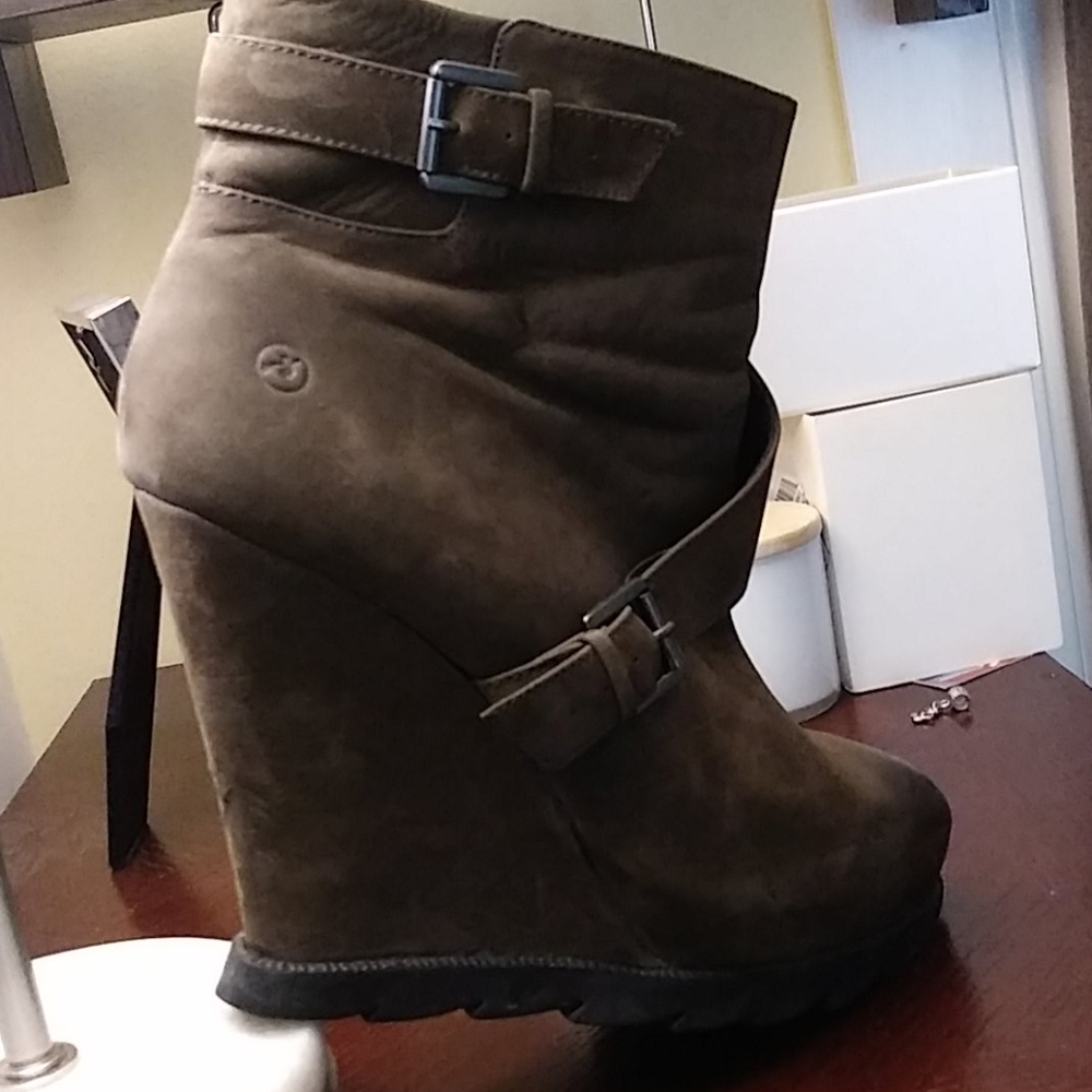 Shoes - Picture 6 of 12
